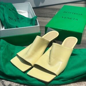 Bottega Veneta Pale Yellow Leather Square-Toe Slide Mules